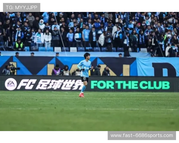 足球场上的脱球服瞬间引发热议 这位球星的大胆举动成焦点 足球场上的脱球服瞬间引发热议 这位球星的大胆举动成焦点